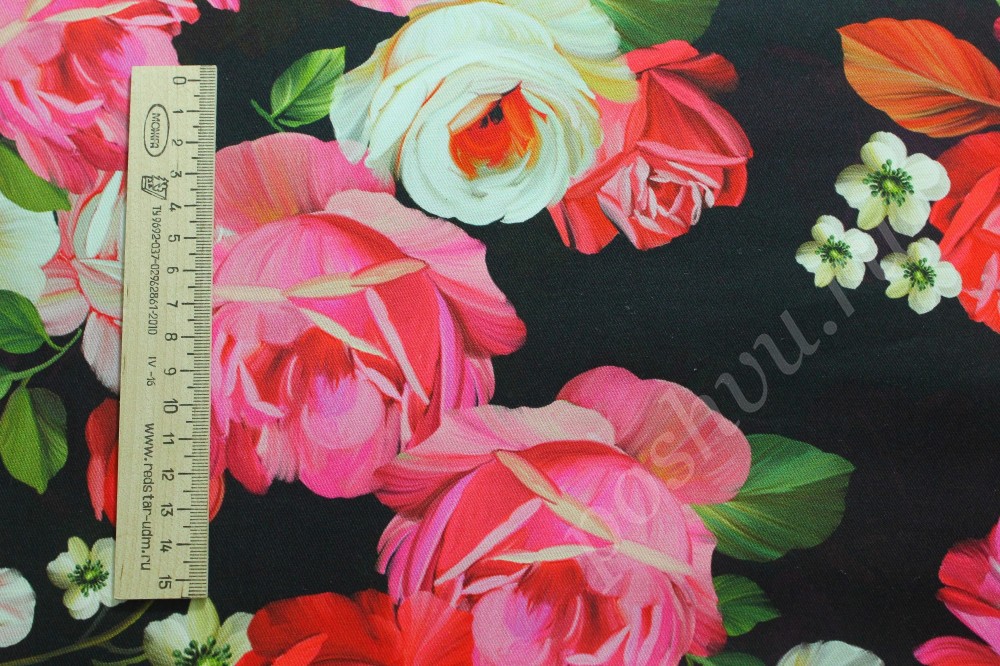Плательно-костюмная ткань из хлопка черного цвета в розах
