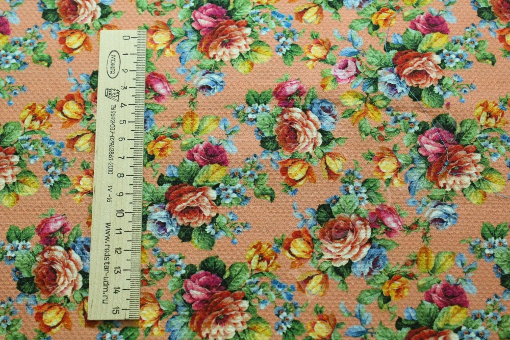Плательно-костюмная ткань персикового цвета в ярких розах