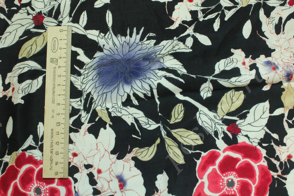 Ткань штапель черного цвета в крупные цветы красного и синего оттенков