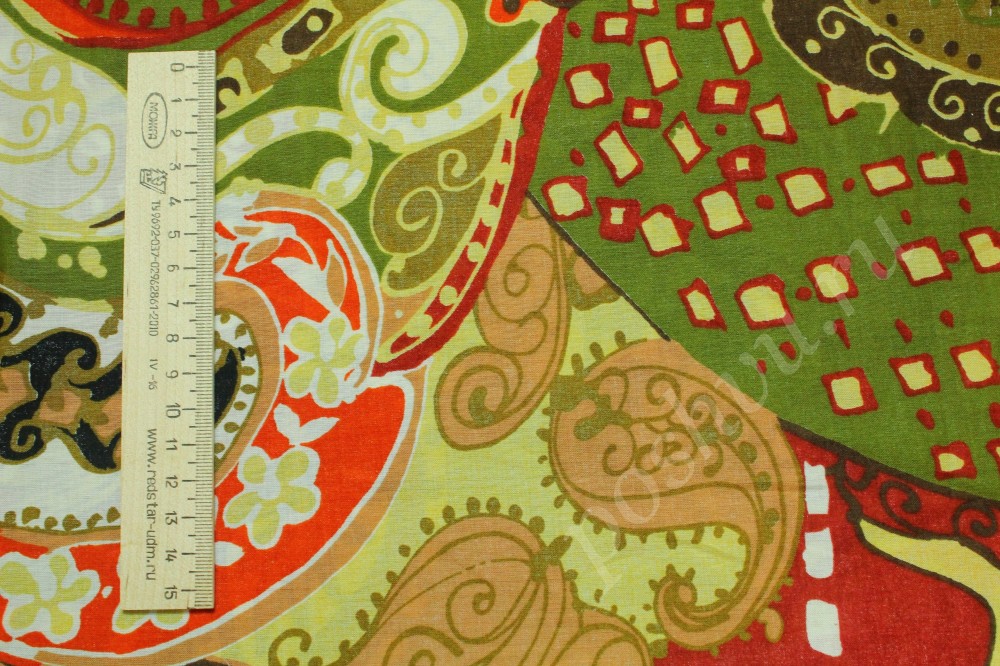 Хлопковая ткань с ярким принтом в оливковом, красном и бежевом цвете