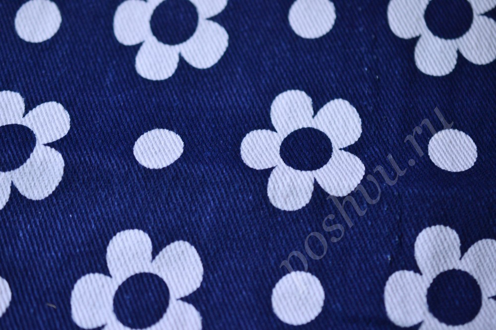 Ткань джинсовая синего цвета с белыми цветами