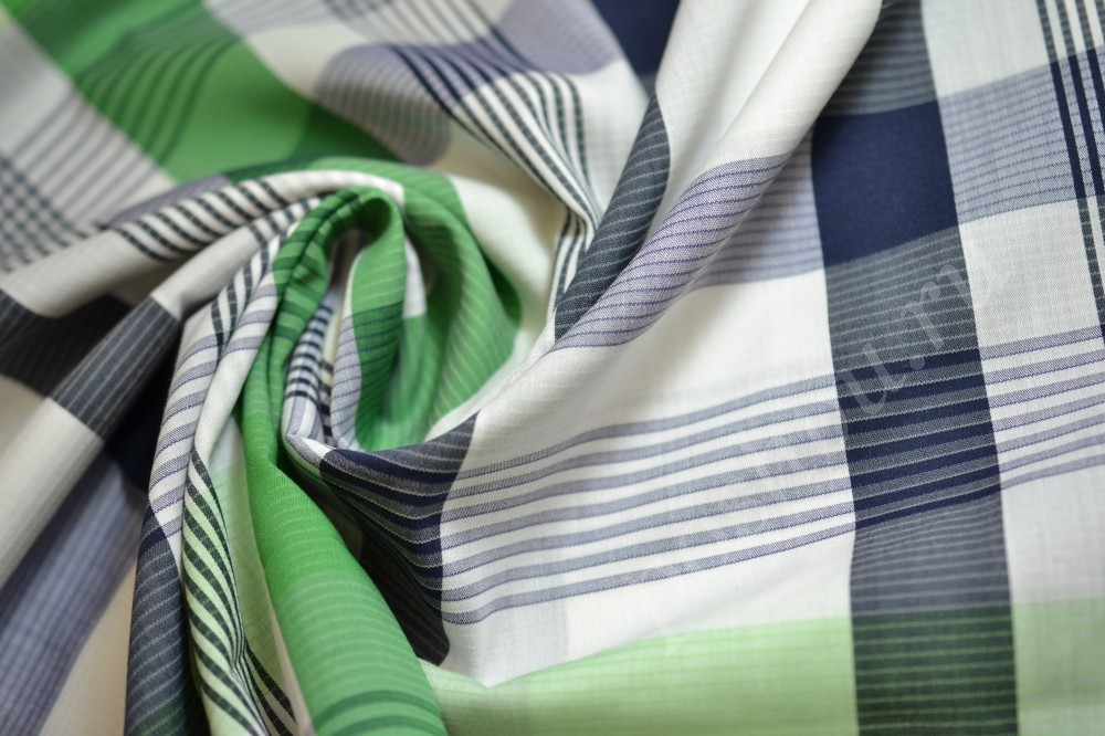 Сорочечная ткань белого оттенка в клетку синего и зеленого цвета