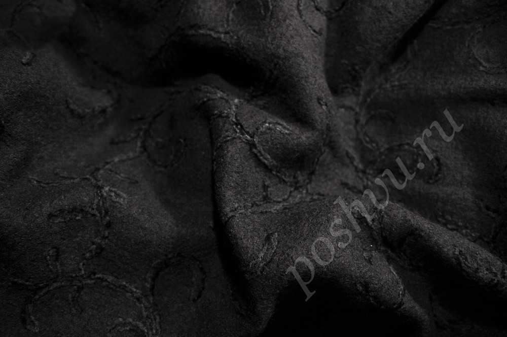 Костюмная букле черного цвета с вышивкой