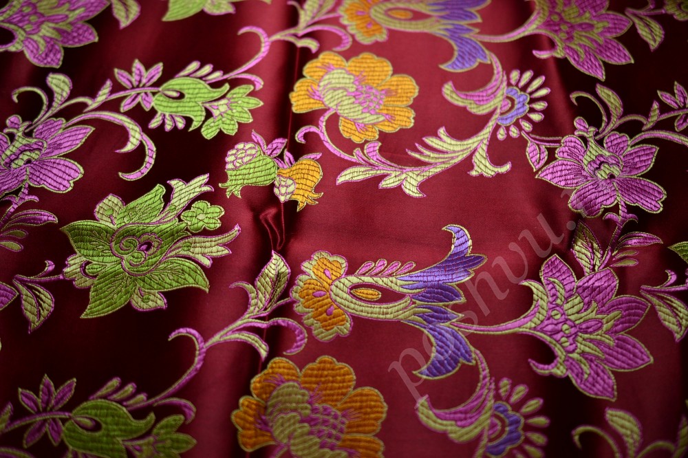 Шелковая ткань марсалового цвета в цветочную вышиву