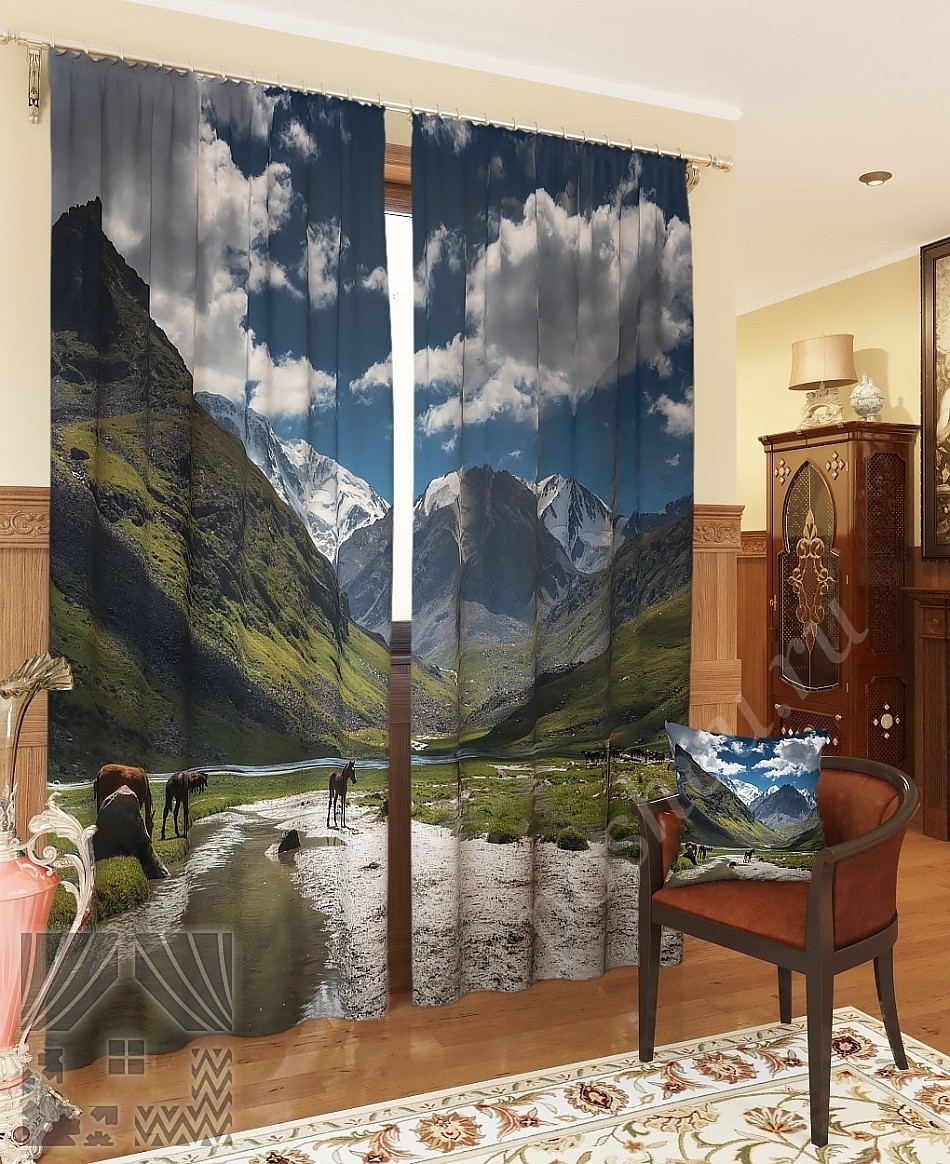 Комплект готовых фото штор с изображением табуна лошадей в горной долине для гостиной