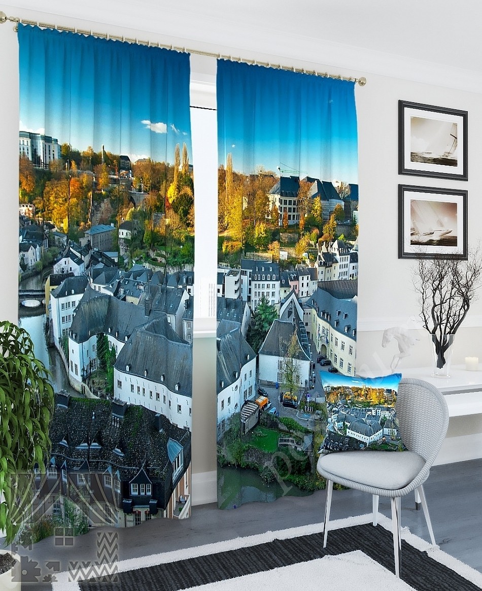 Красивый комплект готовых фото штор с панорамой осеннего города для гостиной