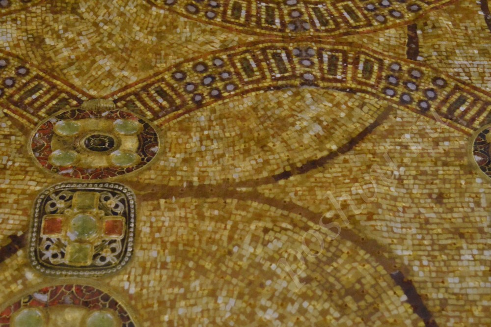 Ткань деворэ оттенка золотого песка с эгипетской тематикой