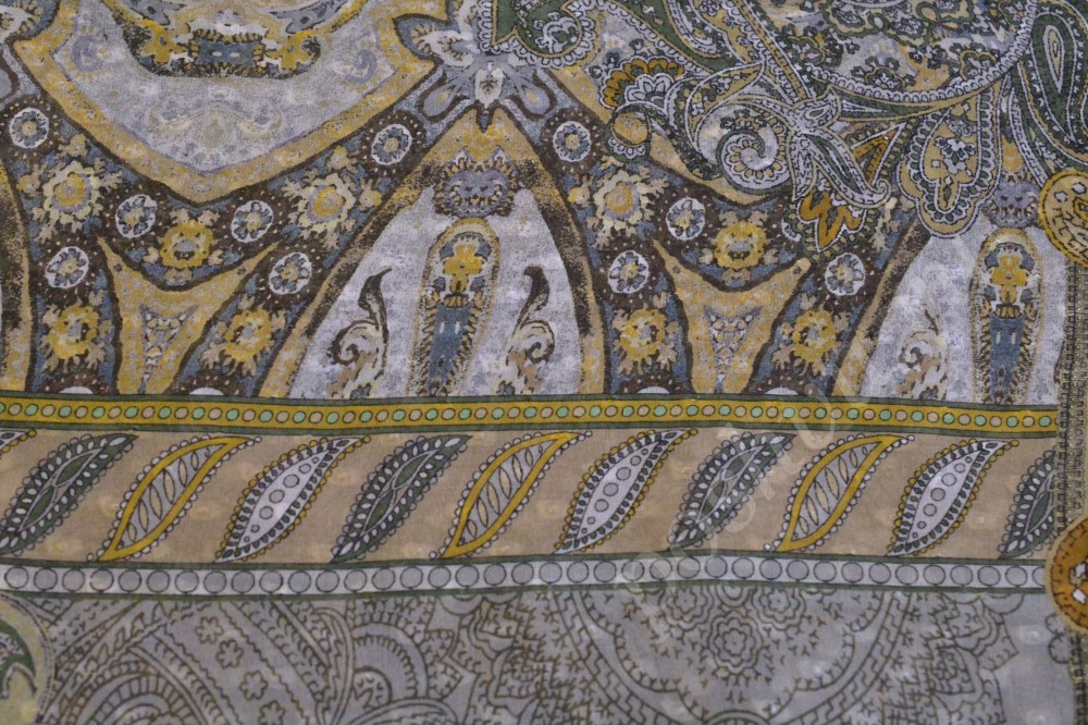 Ткань деворэ серо-бежевого цвета с этническим орнаментом