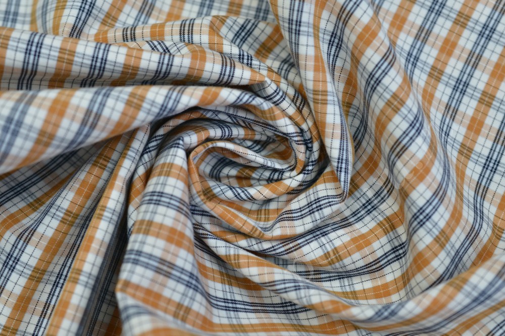 Сорочечная пестротканная ткань белого оттенка в  коричневую и серую полоску