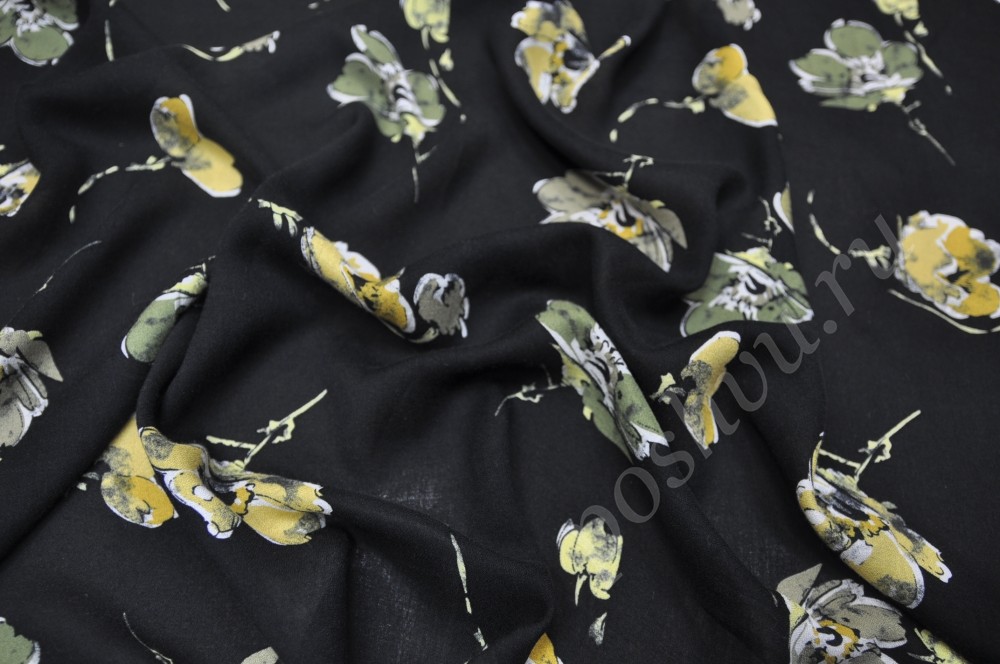 Костюмно-плательная вискоза черного цвета с цветами