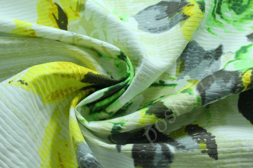 Хлопковая плательно-костюмная ткань белого цвета в цветах желтого, зеленого, серого и белого оттенков