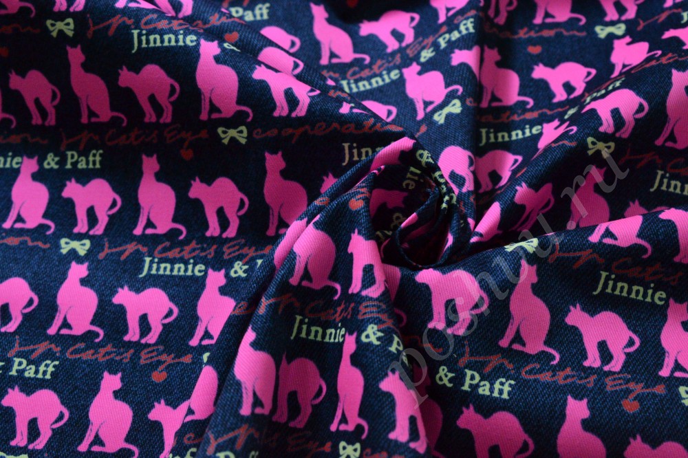 Хлопковая ткань темно-синего оттенка с надписями и розовыми   кошками