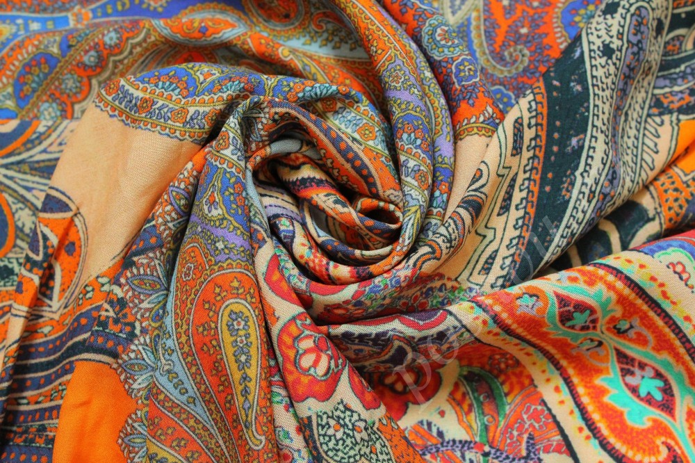 Ткань штапель в яркий флористический узор