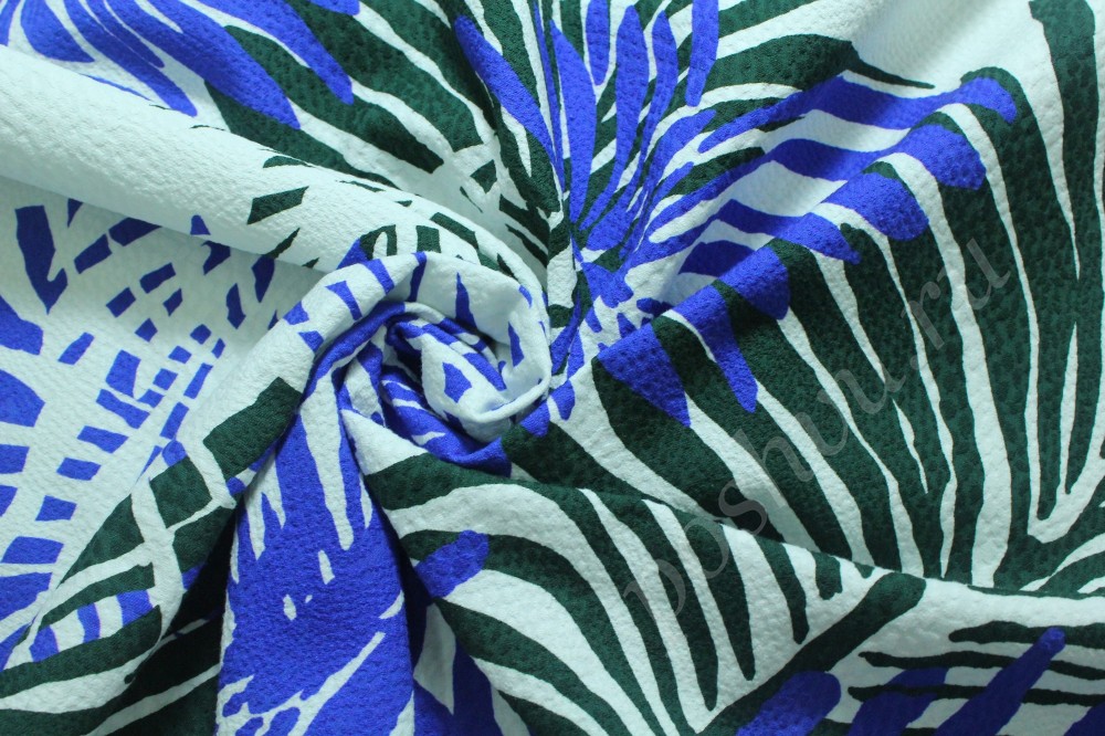 Сорочечная ткань из хлопка белого цвета в абстрактный узор синего и черного оттенков