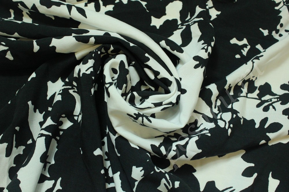 Ткань штапель белого цвета в черный цветочный узор