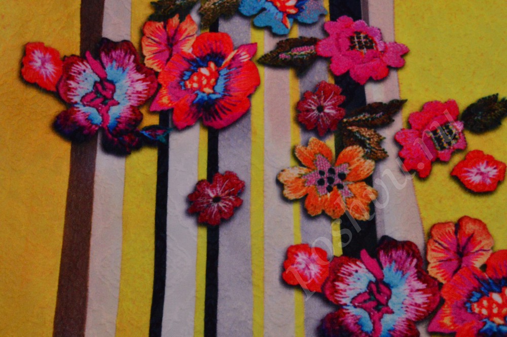 Оригинальная жаккардовая ткань с объёмным цветочным принтом