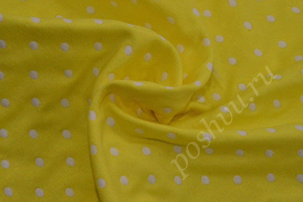 Яркая трикотажная ткань жёлтого цвета в белый горошек