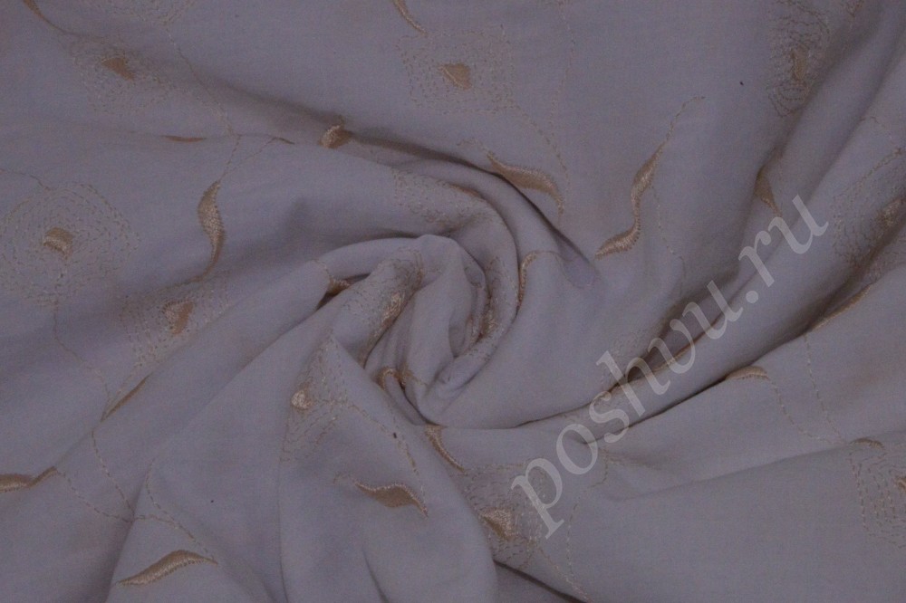 Белоснежная хлопковая ткань, украшенная вышивкой