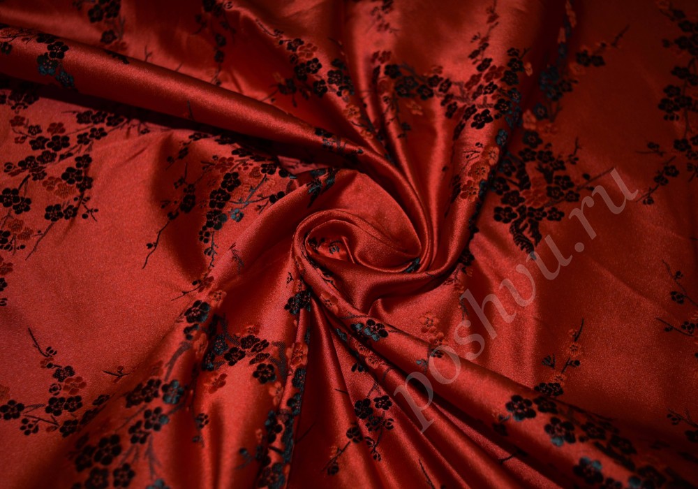 Китайский шёлк красного оттенка с черным цветочным принтом