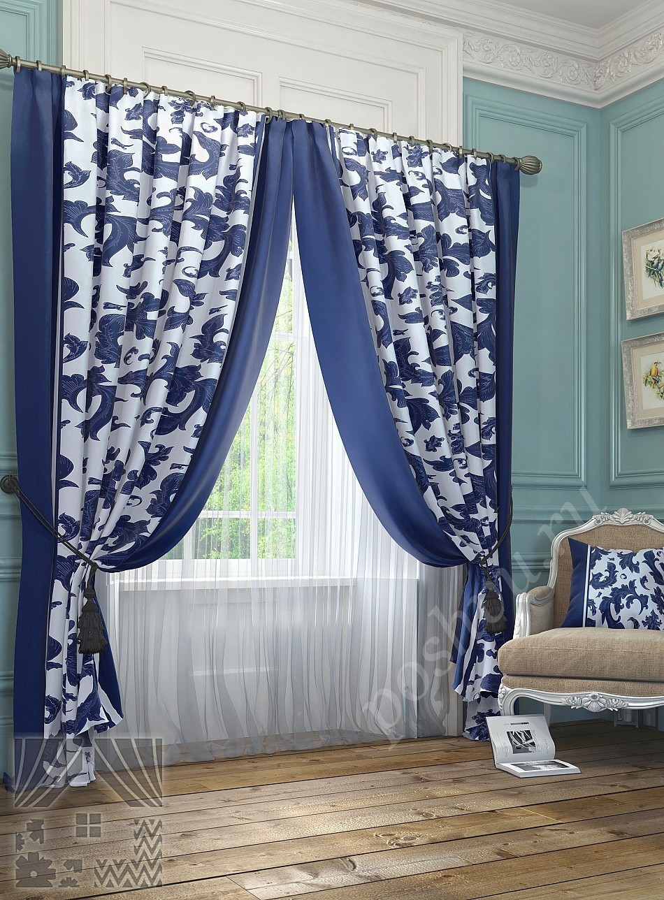 Элегантный комплект штор глубокого синего цвета с классическим флористическим принтом