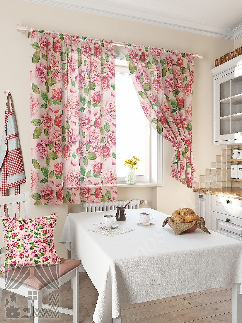 Романтический комплект штор в розовых тонах с флористическим рисунком для кухни