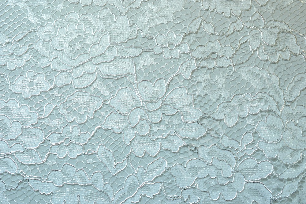 Ткань гипюр Армани белоснежного оттенка с цветочным узором