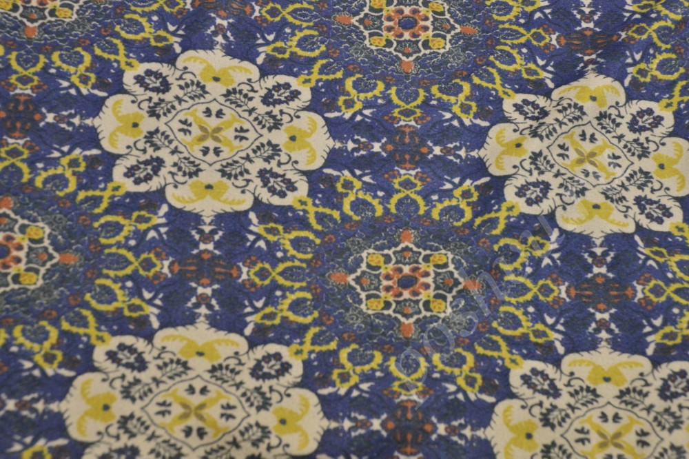 Трикотажная ткань тёмно-синего цвета с необычным флористическим принтом