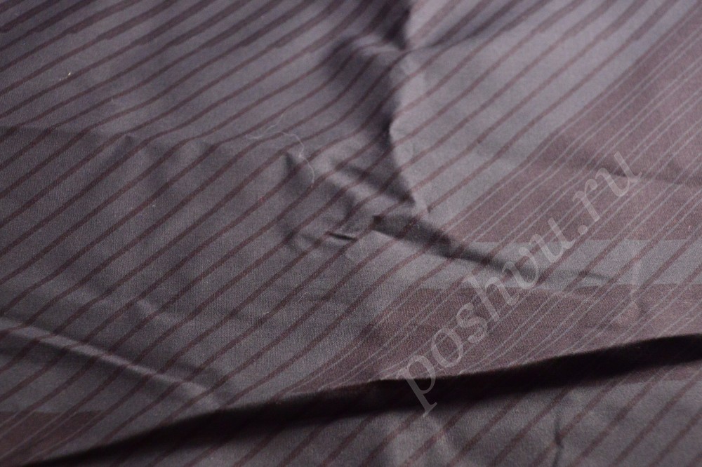Стильная плательная ткань серого цвета с тонкой полоской бордового оттенка
