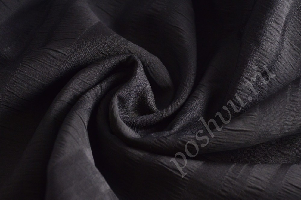 Стильная костюмная ткань чёрного цвета с эффектом лёгкой жатки