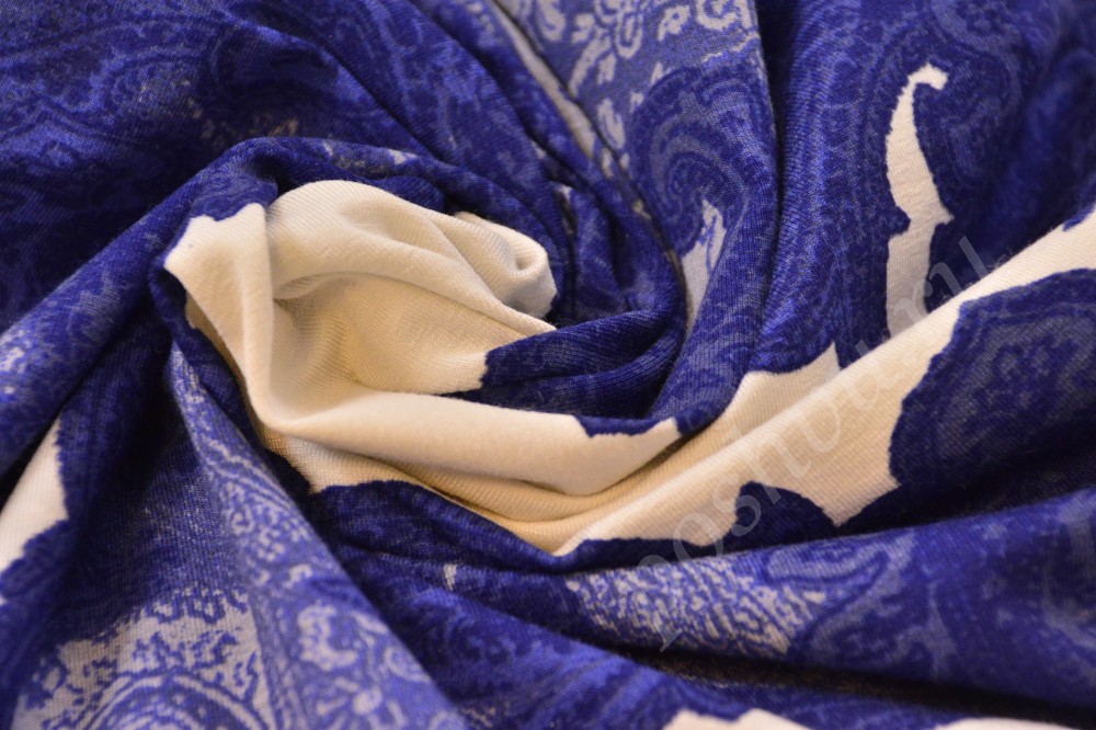 Стильная трикотажная ткань белого цвета с синим флористическим узором