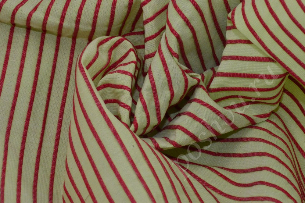 Воздушная рубашечная ткань в яркую алую полоску на бледно-салатовом фоне