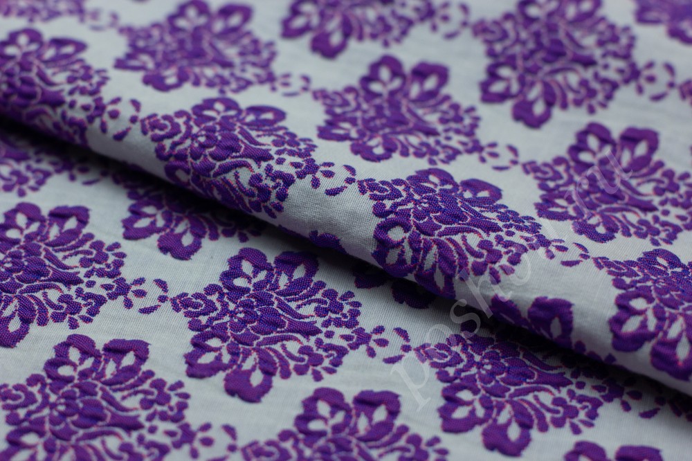 Ткань жаккард с фиолетовыми вензелями