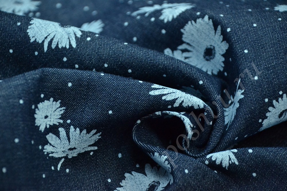 Ткань джинсовая со спандексом синего оттенка в белые цветы