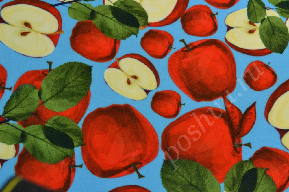 Креповая ткань синего цвета с красными яблоками