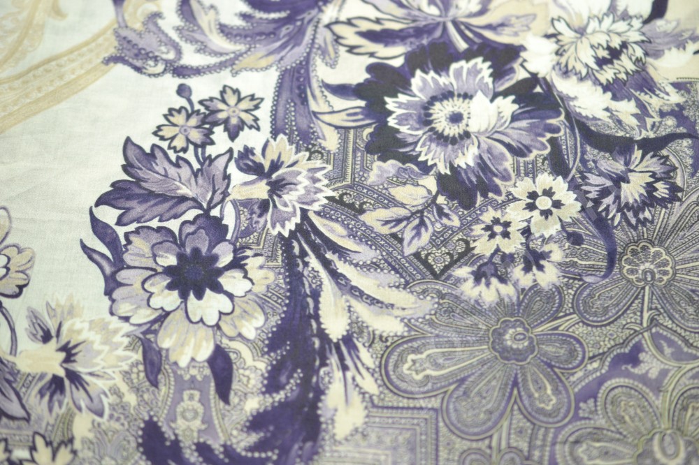Плательная хлопковая ткань белого оттенка с фиолетовым цветочным  рисунком