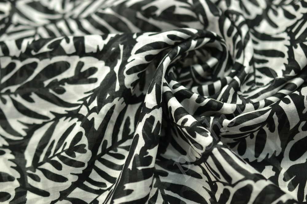 Плательная хлопковая ткань белого оттенка в черные листья