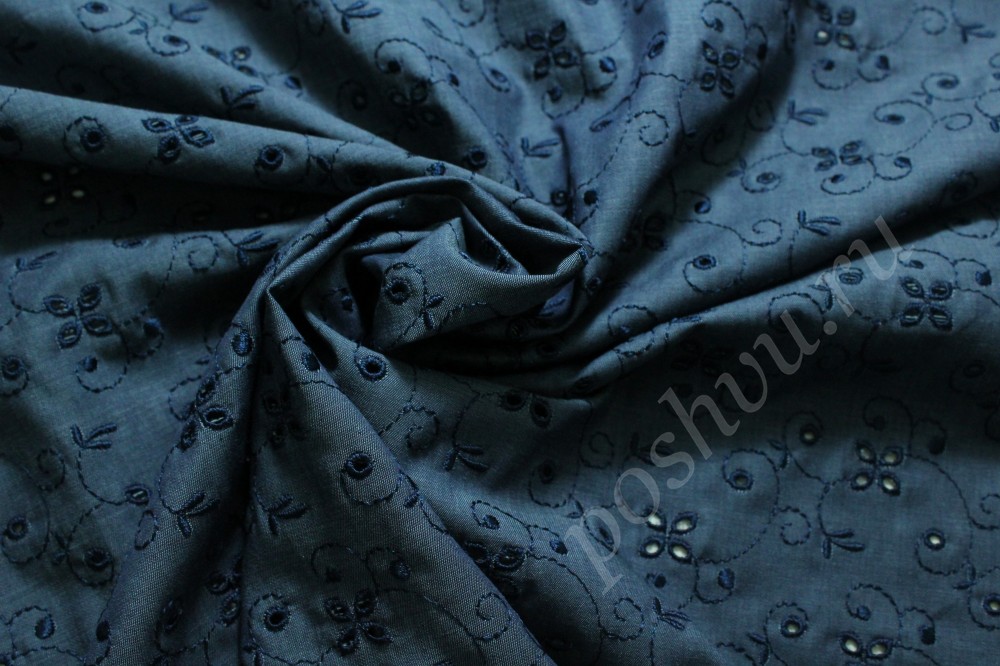 Плательно-костюмная хлопковая ткань синего оттенка с шитьем