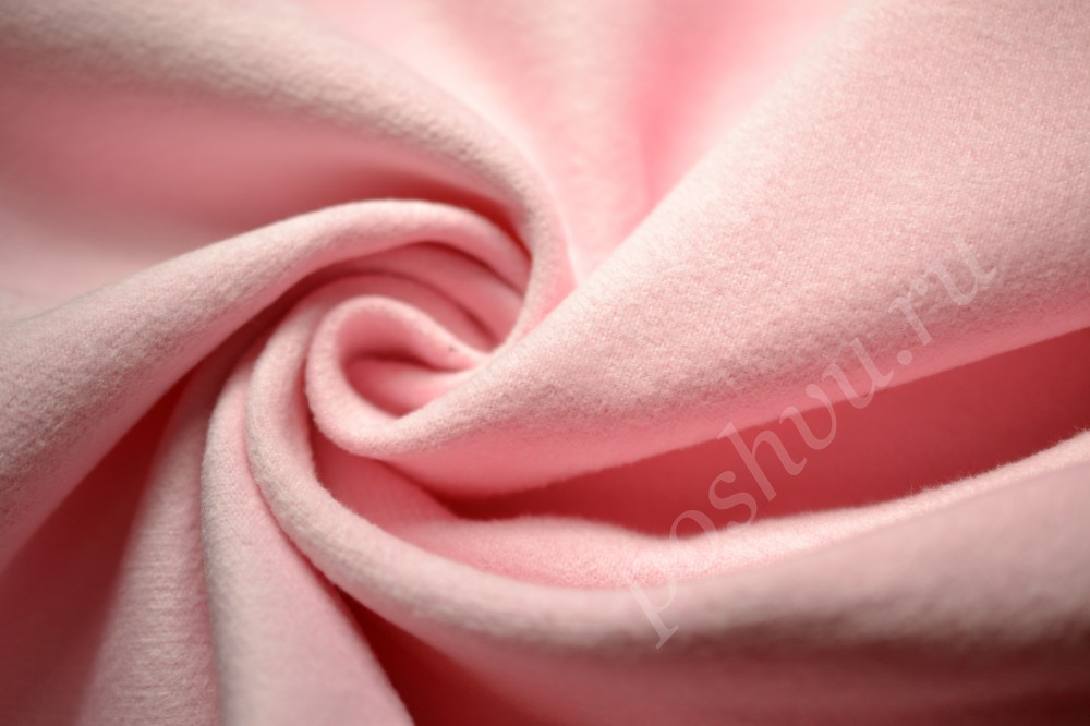 Нежная пальтовая ткань светло-розового оттенка