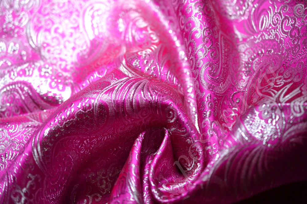Парчовая ткань темно-розового оттенка с серебристым флористическим узором
