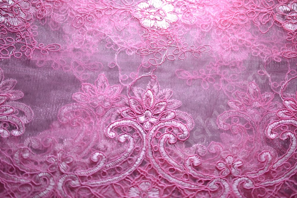 Ткань кружево розового оттенка с флористическим узором белого и розового цвета