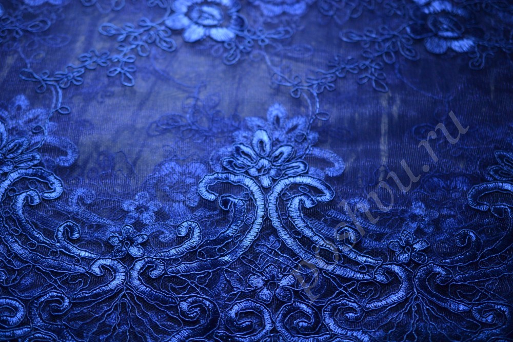 Ткань кружево синего оттенка с флористическим узором