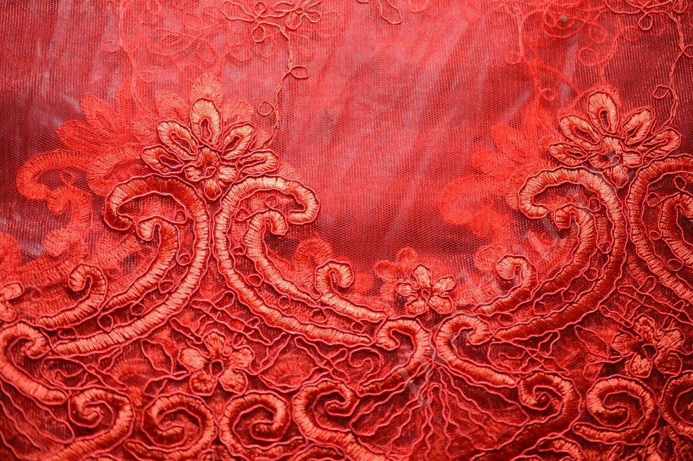 Ткань кружево красного оттенка с флористическим узором