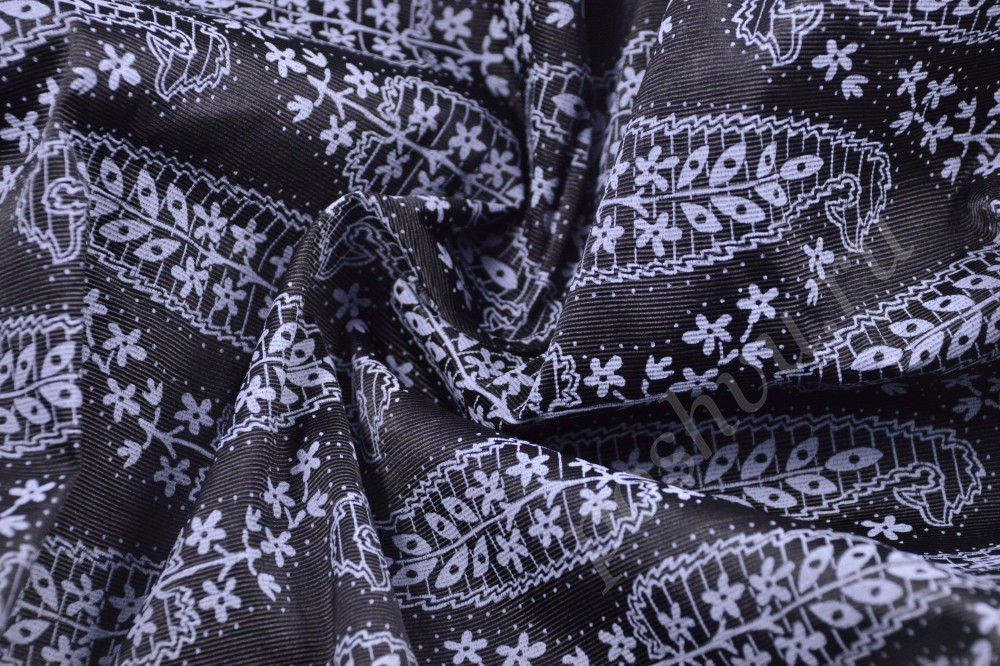 Оригинальная костюмная ткань с черно-белым флористическим орнаментом