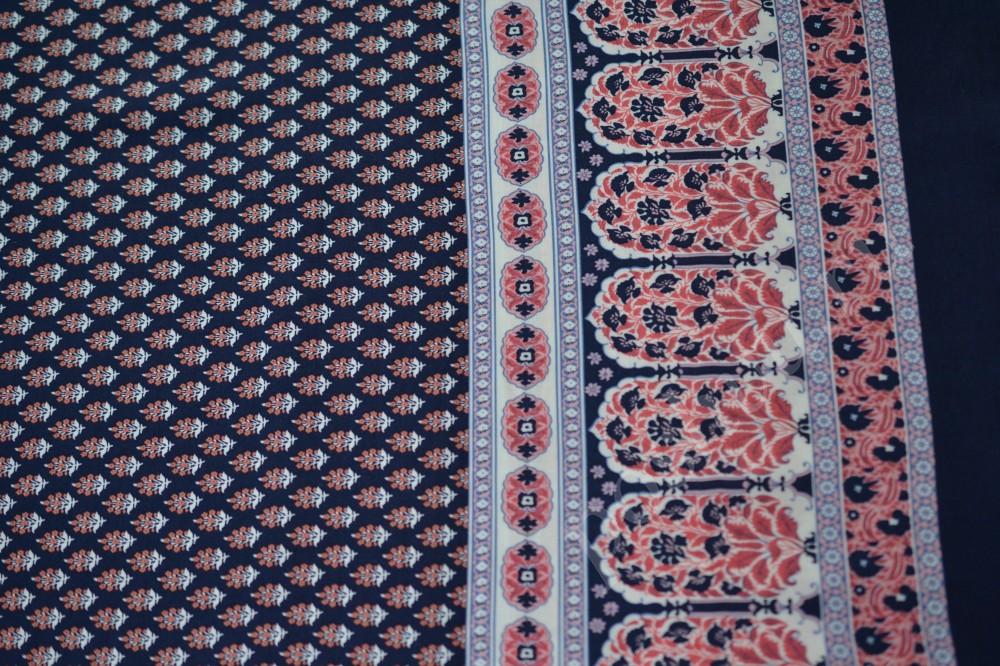 Ткань штапель темно-синего цвета в флористический орнамент