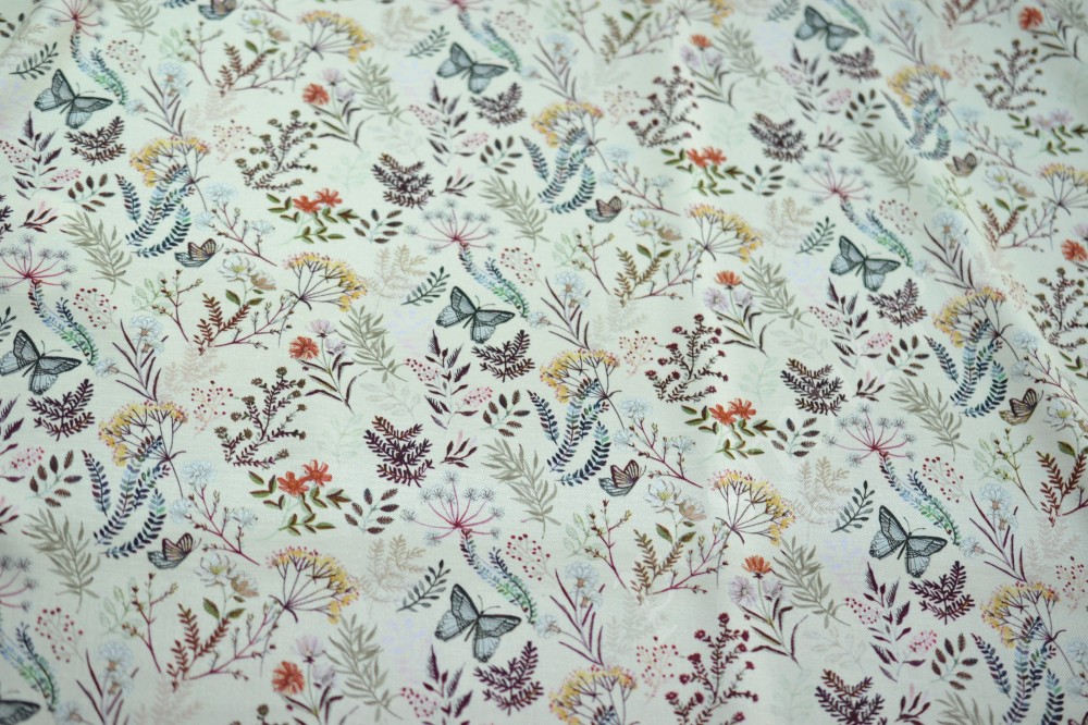 Ткань штапель белого цвета в бабочках и флористическом узоре
