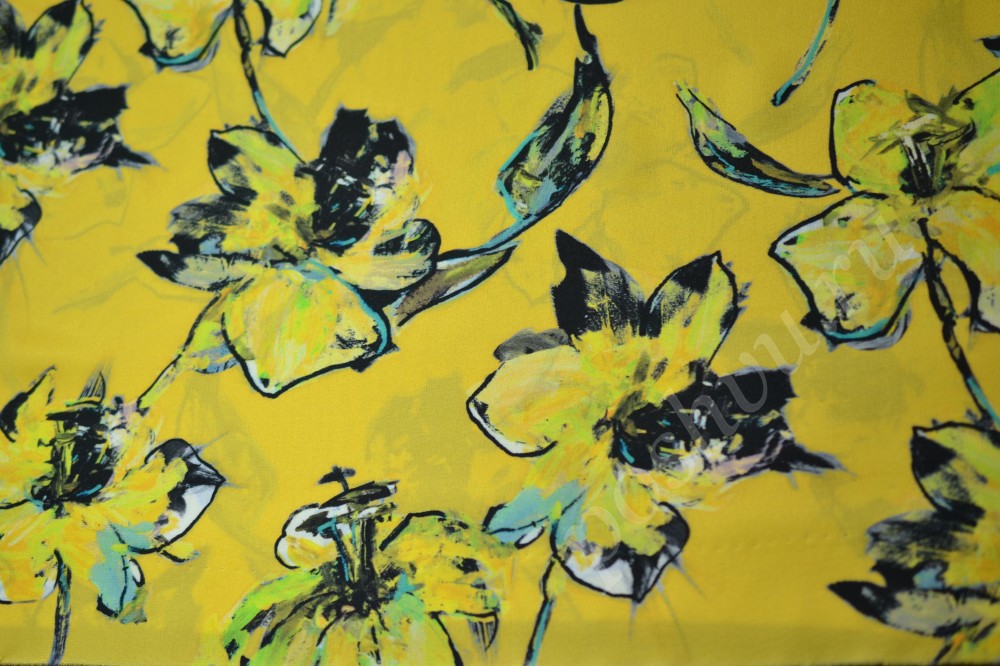 Шелковая ткань Philosophy di Lorenzo Sera желтого оттенка с цветочным принтом
