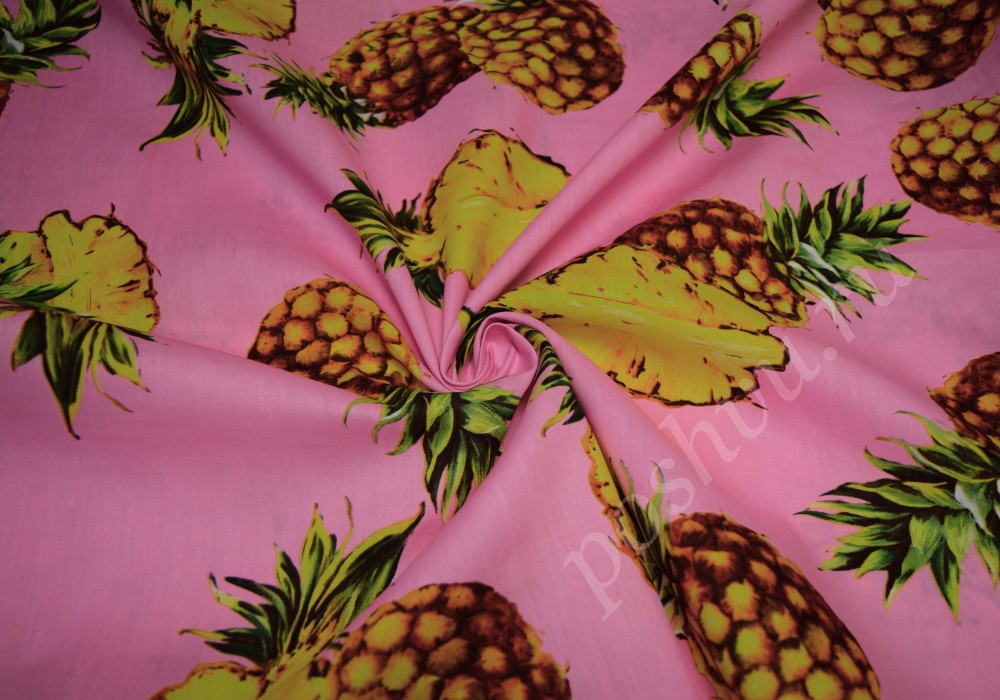 Хлопковая набивная ткань розового цвета с ананасами