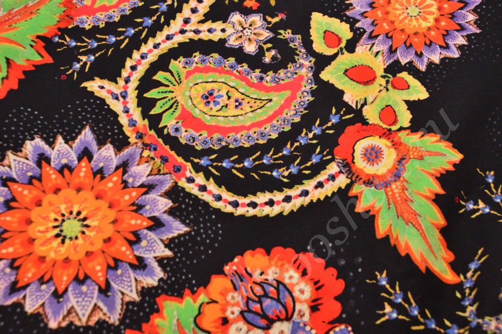 Эффектная плательная ткань с оригинальным ярким цветочным принтом