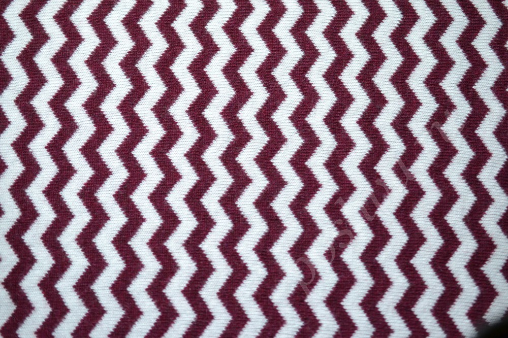 Ткань трикотаж Max Mara с бордово-белым геометрическим узором