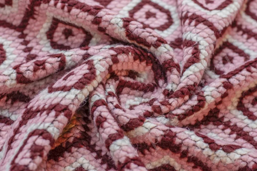 Трикотажная буклированная ткань розово-бордового цвета с рисунком "Ромбы"